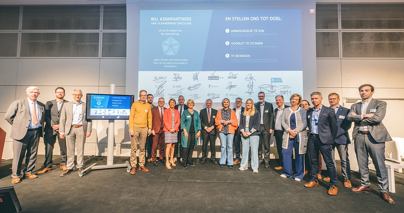 Groepsfoto stuurgroep Vlaanderen Circulair